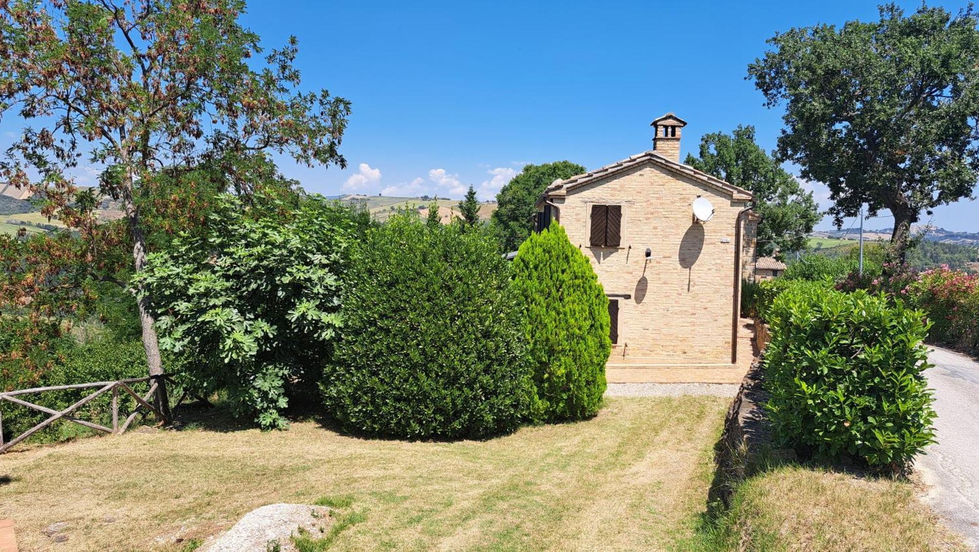 阿古里图丽斯莫特里奎尔斯酒店 Penna San Giovanni 外观 照片